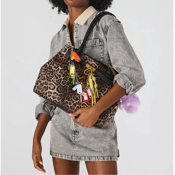 Steve Madden Large Leilani Tote with Charms New w dust bag - Picture 2 of 3